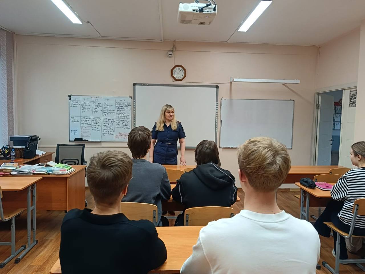 Во Всемирный день ребенка сотрудники регионального СК России провели правовые занятия с детьми Во Всемирный день ребенка сотрудники регионального СК России провели правовые занятия с детьми