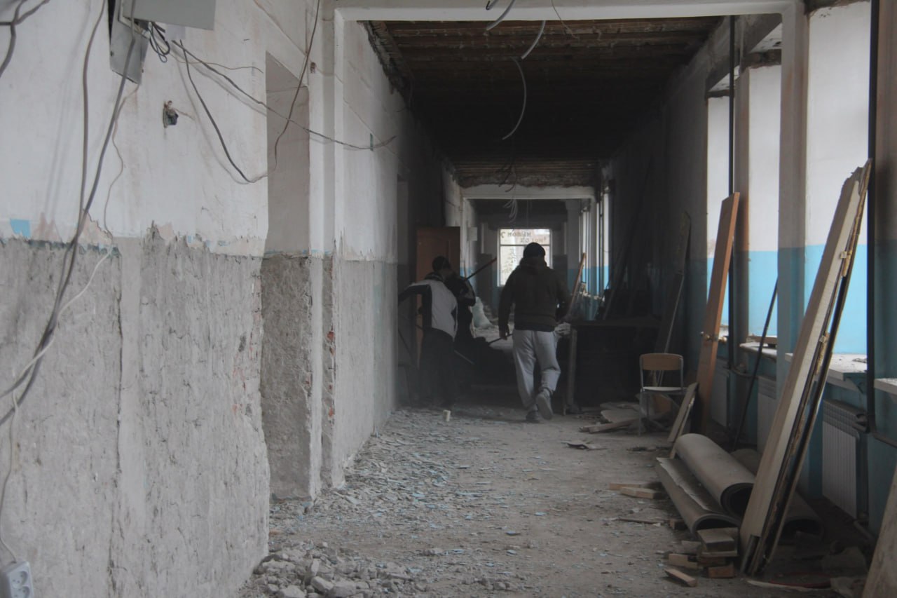 Новый подрядчик, выполняющий капитальный ремонт в школе № 1, – «Муниципальный жилищный фонд города Абакана» – держит хороший темп Новый подрядчик, выполняющий капитальный ремонт в школе № 1, – «Муниципальный жилищный фонд города Абакана» – держит хороший темп