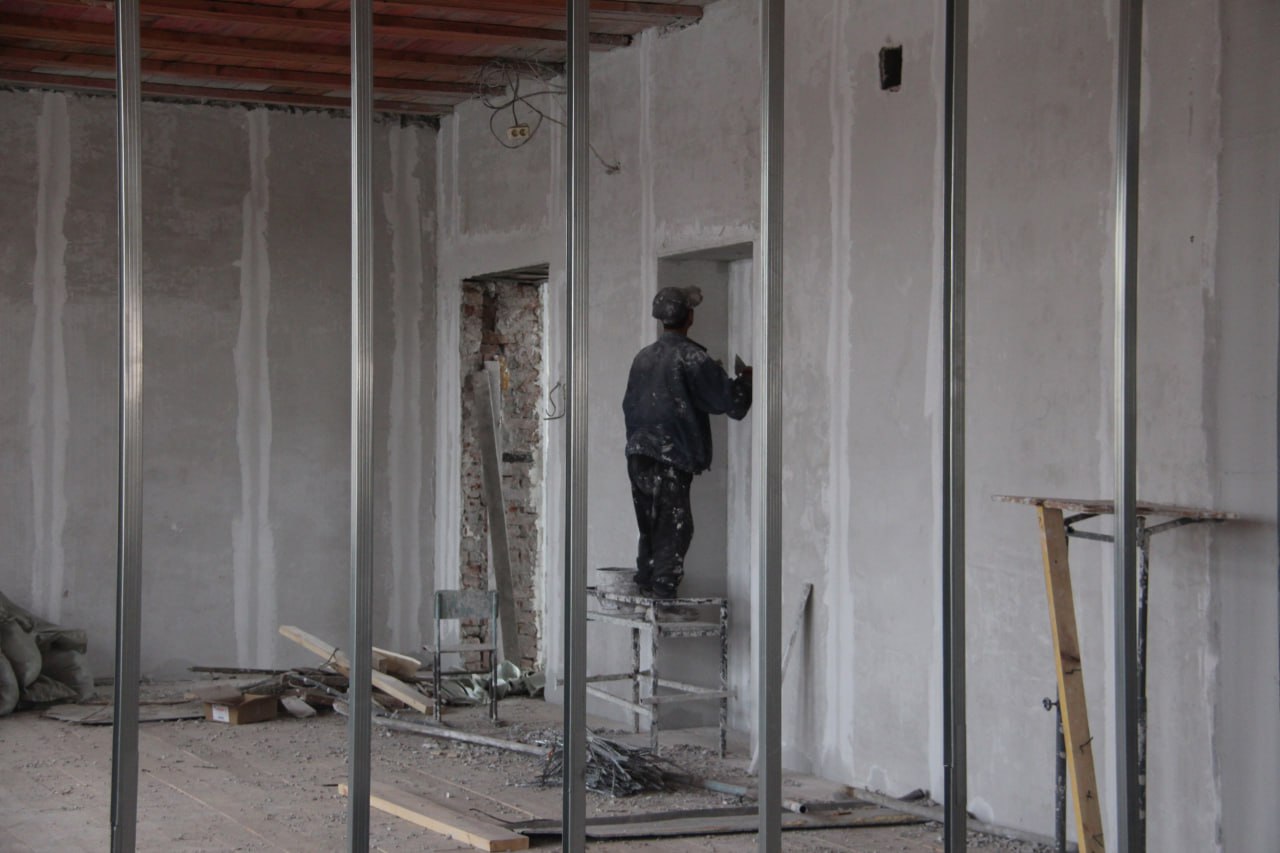 Новый подрядчик, выполняющий капитальный ремонт в школе № 1, – «Муниципальный жилищный фонд города Абакана» – держит хороший темп Новый подрядчик, выполняющий капитальный ремонт в школе № 1, – «Муниципальный жилищный фонд города Абакана» – держит хороший темп