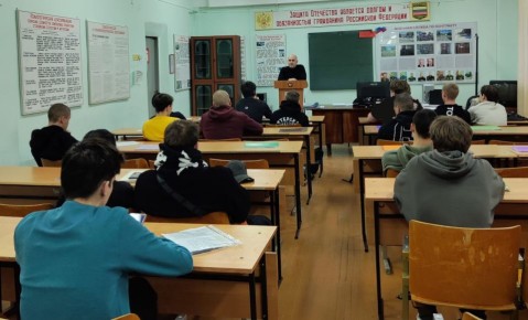 В Саяногорске полицейские рассказывают призывникам о вреде употребления наркотиков