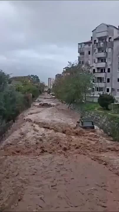 В черногорском курорте Будва, где любят отдыхать россияне, сильнейшие наводнения после ливней