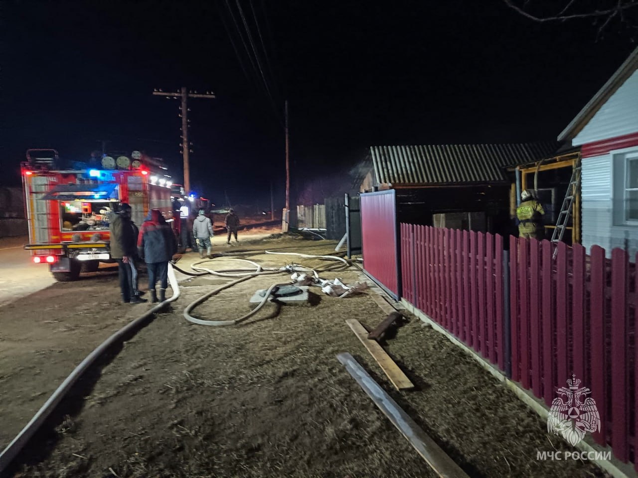 Замкнула проводка в Ниве. Вечером в аале Малый Спирин Ширинского района загорелись автомобиль и гараж, огонь перешел на крышу пристройки к дому