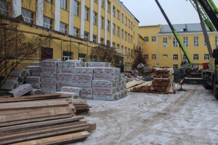 Школу №1 в Абакане ремонтирует более 70 человек