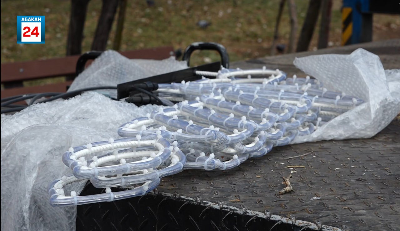 Светящиеся ангелочки и свечи появились в Преображенском парке Абакана