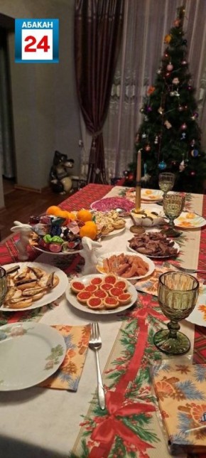 Красная икра, шампанское, мандарины: набор продуктов для новогоднего стола подорожал за год на 12%