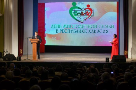 Валентин Коновалов в День многодетной семьи в Хакасии вручил государственные награды