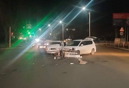 На перекрестке в Черногорске столкнулись два автомобиля