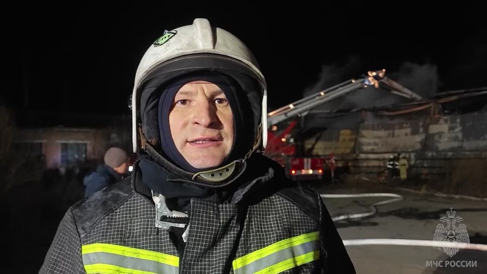 В Абакане пожарные МЧС России тушили складское помещение