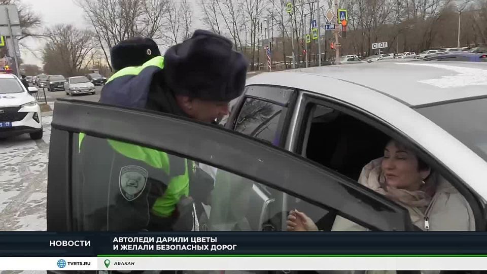 СОТРУДНИКИ ГАИ ПОЗДРАВИЛИ С ДНЁМ МАТЕРИ ЖЕНЩИН ЗА РУЛЁМ