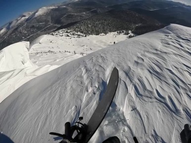 В ЕРГАКАХ ОБРУШИЛСЯ СНЕЖНЫЙ КАРНИЗ СО СНОУБОРДИСТОМ