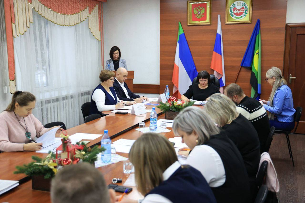 Районные советы Хакасии продолжают утверждать свои бюджеты Районные советы Хакасии продолжают утверждать свои бюджеты