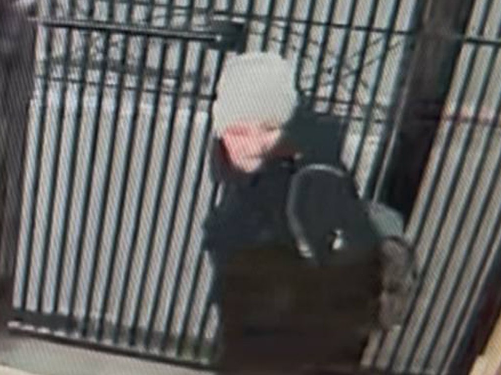 Внимание розыск!. Сотрудники уголовного розыска УМВД России по г. Абакану устанавливают личность и местонахождение женщины, попавшей в объектив камеры видеонаблюдения Внимание розыск!. Сотрудники уголовного розыска УМВД России по г. Абакану устанавливают личность и местонахождение женщины, попавшей в объектив камеры видеонаблюдения