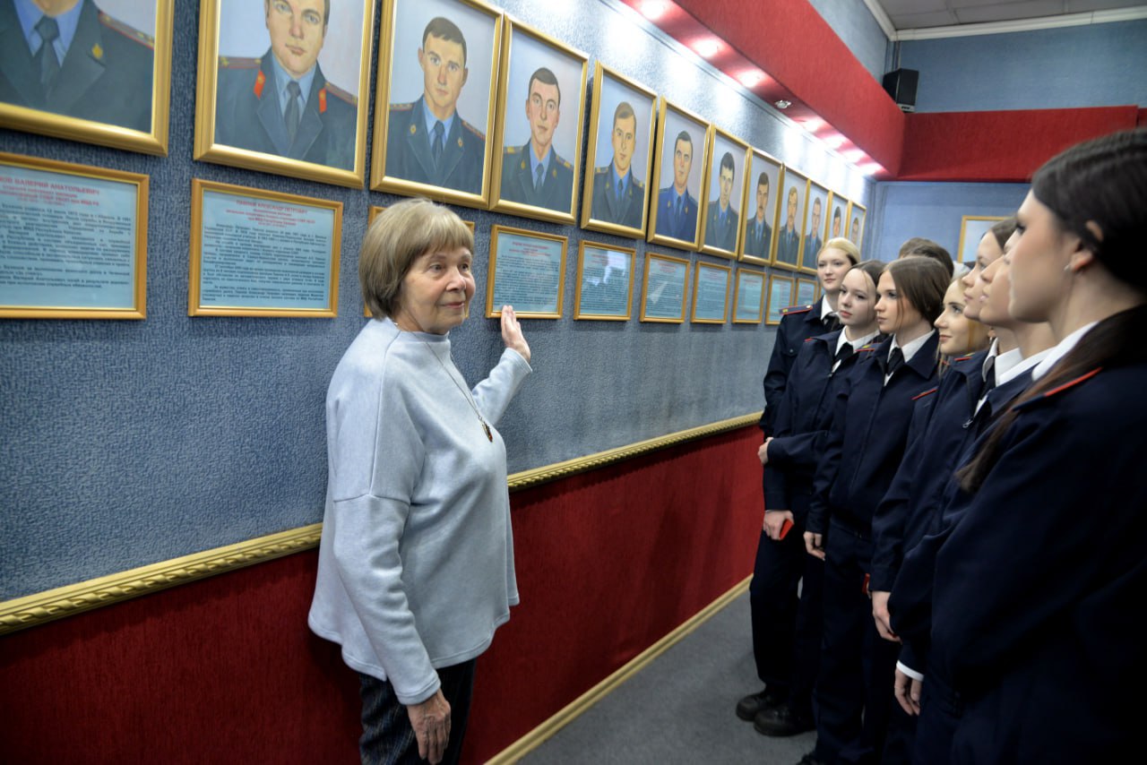 Министр внутренних дел по Республике Хакасия Владимир Генералов вручил удостоверения учащимся профильных полицейских классов Министр внутренних дел по Республике Хакасия Владимир Генералов вручил удостоверения учащимся профильных полицейских классов