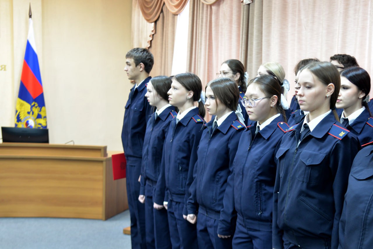 Министр внутренних дел по Республике Хакасия Владимир Генералов вручил удостоверения учащимся профильных полицейских классов Министр внутренних дел по Республике Хакасия Владимир Генералов вручил удостоверения учащимся профильных полицейских классов