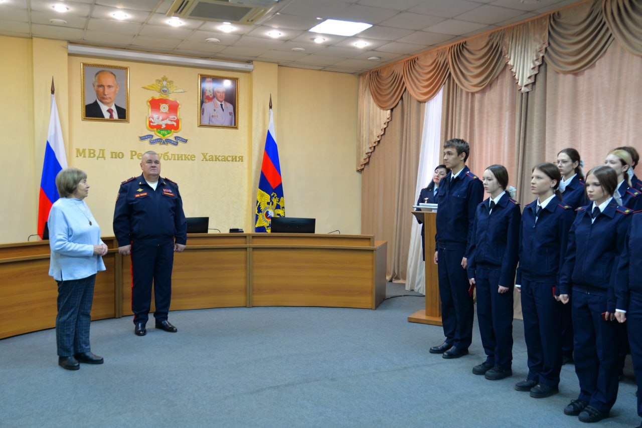 Министр внутренних дел по Республике Хакасия Владимир Генералов вручил удостоверения учащимся профильных полицейских классов Министр внутренних дел по Республике Хакасия Владимир Генералов вручил удостоверения учащимся профильных полицейских классов