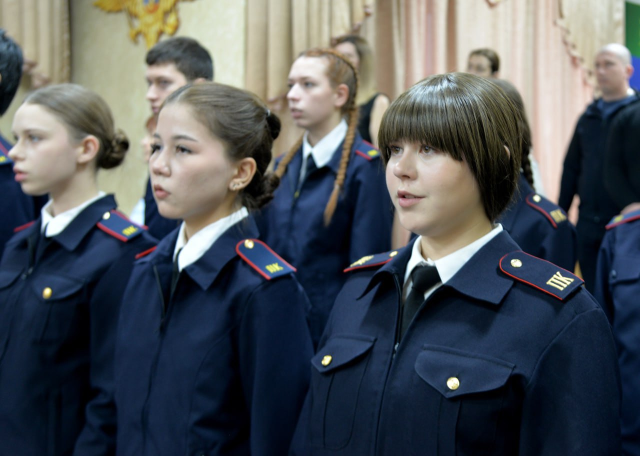 Министр внутренних дел по Республике Хакасия Владимир Генералов вручил удостоверения учащимся профильных полицейских классов Министр внутренних дел по Республике Хакасия Владимир Генералов вручил удостоверения учащимся профильных полицейских классов