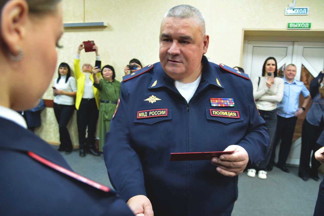 Министр внутренних дел по Республике Хакасия Владимир Генералов вручил удостоверения учащимся профильных полицейских классов Министр внутренних дел по Республике Хакасия Владимир Генералов вручил удостоверения учащимся профильных полицейских классов