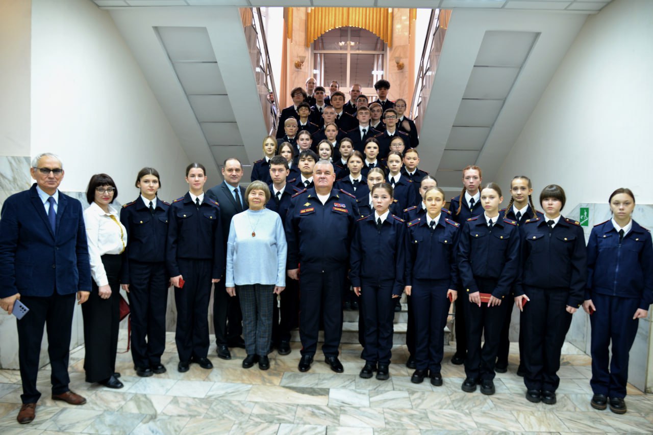 Министр внутренних дел по Республике Хакасия Владимир Генералов вручил удостоверения учащимся профильных полицейских классов