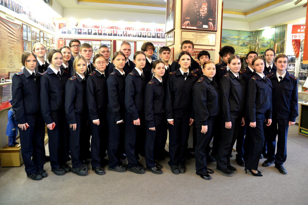 Министр внутренних дел по Республике Хакасия Владимир Генералов вручил удостоверения учащимся профильных полицейских классов Министр внутренних дел по Республике Хакасия Владимир Генералов вручил удостоверения учащимся профильных полицейских классов