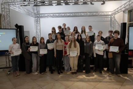 В Школе креативных индустрий наградили победителей республиканского конкурса новогодних открыток «Пламя вдохновения: год огненной лошади»