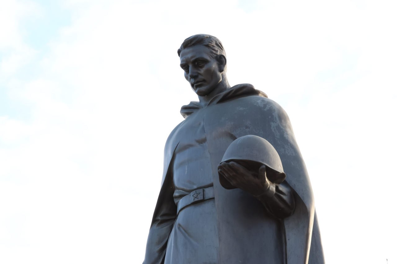 Герои не уходят в прошлое, они просто меняют форму и продолжаются в своих потомках, переходят из былинных в современные, но суть остаётся одной: человек и его решимость, и ценность воинского долга для многих из нас – не в... Герои не уходят в прошлое, они просто меняют форму и продолжаются в своих потомках, переходят из былинных в современные, но суть остаётся одной: человек и его решимость, и ценность воинского долга для многих из нас – не в...