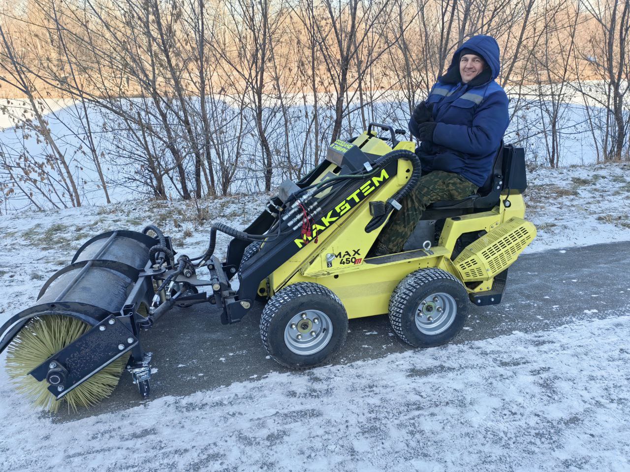 «Абаканское парковое хозяйство» инвестирует городские бюджетные средства в эффективность труда и сохранение здоровья рабочих: теперь в парках, скверах и на общественных пространствах будет работать ещё один механизированный... «Абаканское парковое хозяйство» инвестирует городские бюджетные средства в эффективность труда и сохранение здоровья рабочих: теперь в парках, скверах и на общественных пространствах будет работать ещё один механизированный...