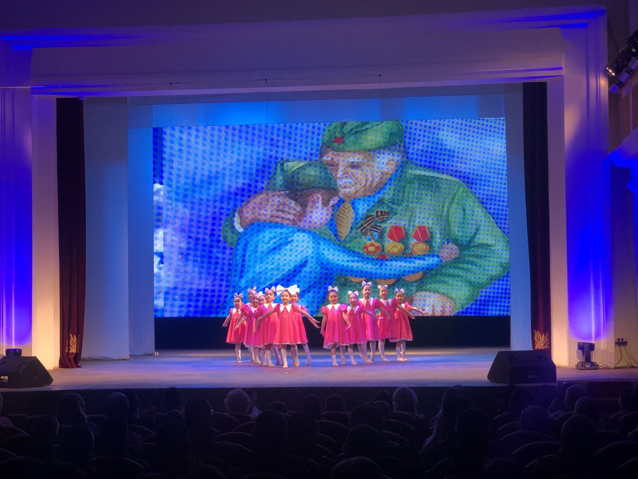 Жить, любить, мечтать: благотворительный концерт прошел в поддержку Червонопартизанского Дворца культуры Жить, любить, мечтать: благотворительный концерт прошел в поддержку Червонопартизанского Дворца культуры