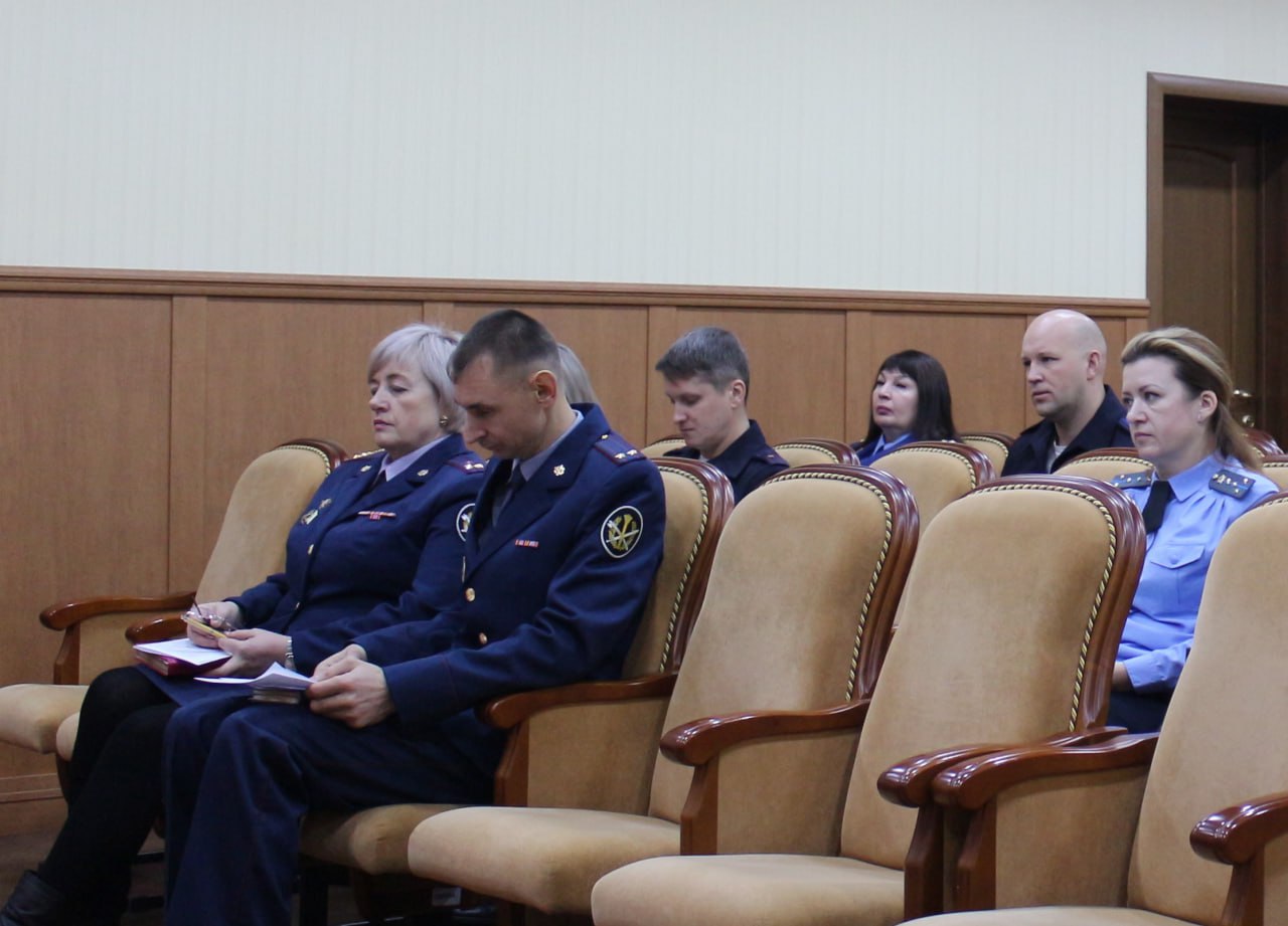 В прокуратуре Республики Хакасия под председательством первого заместителя прокурора республики Ана Антона Вячеславовича проведено заседание межведомственной рабочей группы по противодействию повторной и рецидивной... В прокуратуре Республики Хакасия под председательством первого заместителя прокурора республики Ана Антона Вячеславовича проведено заседание межведомственной рабочей группы по противодействию повторной и рецидивной...