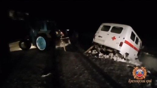 Оказались в снежном плену: на краевой трассе экипаж ДПС выручил бригаду скорой помощи, застрявшую в сугробе