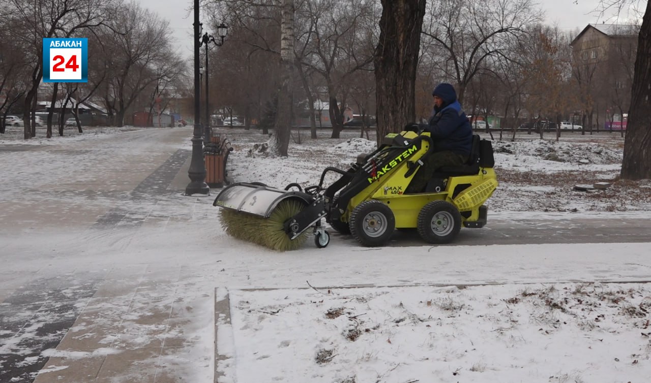 Компактность, маневренность и пригодность для любого времени года: в Абаканском парковом хозяйстве - новый помощник Компактность, маневренность и пригодность для любого времени года: в Абаканском парковом хозяйстве - новый помощник