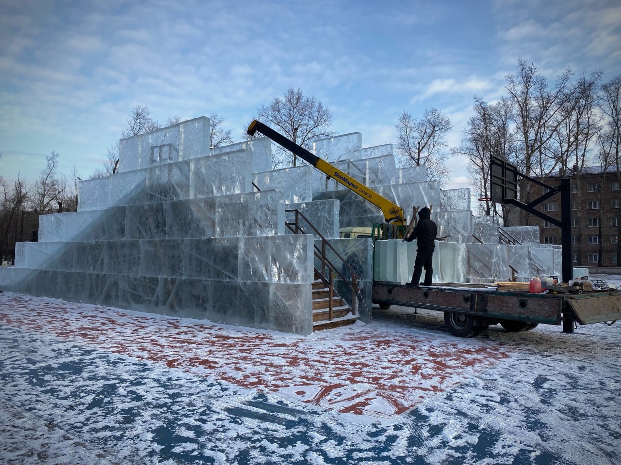 На главной городской ёлке в Черногорском парке начался монтаж еловых веток На главной городской ёлке в Черногорском парке начался монтаж еловых веток
