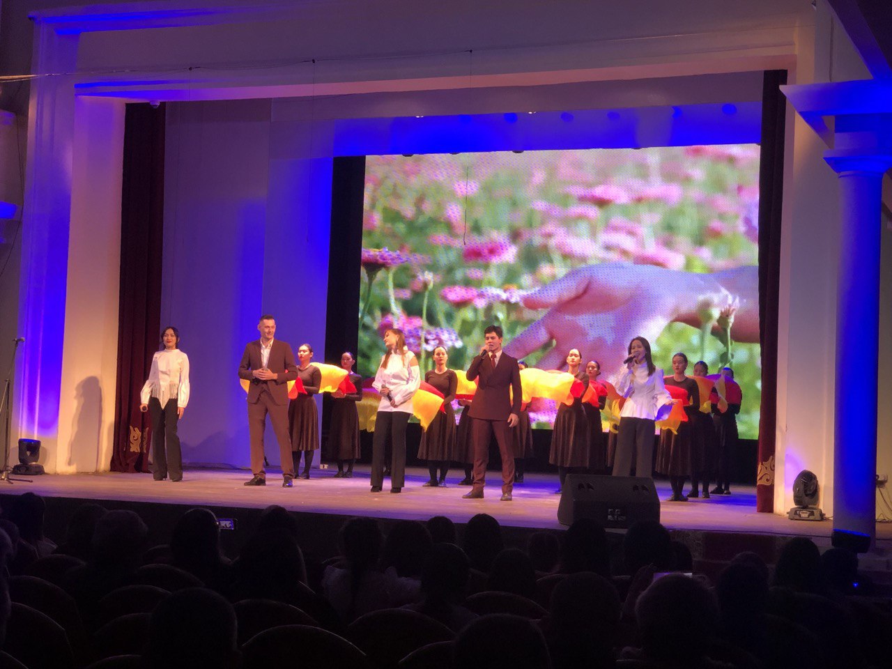 Жить, любить, мечтать: благотворительный концерт прошел в поддержку Червонопартизанского Дворца культуры Жить, любить, мечтать: благотворительный концерт прошел в поддержку Червонопартизанского Дворца культуры