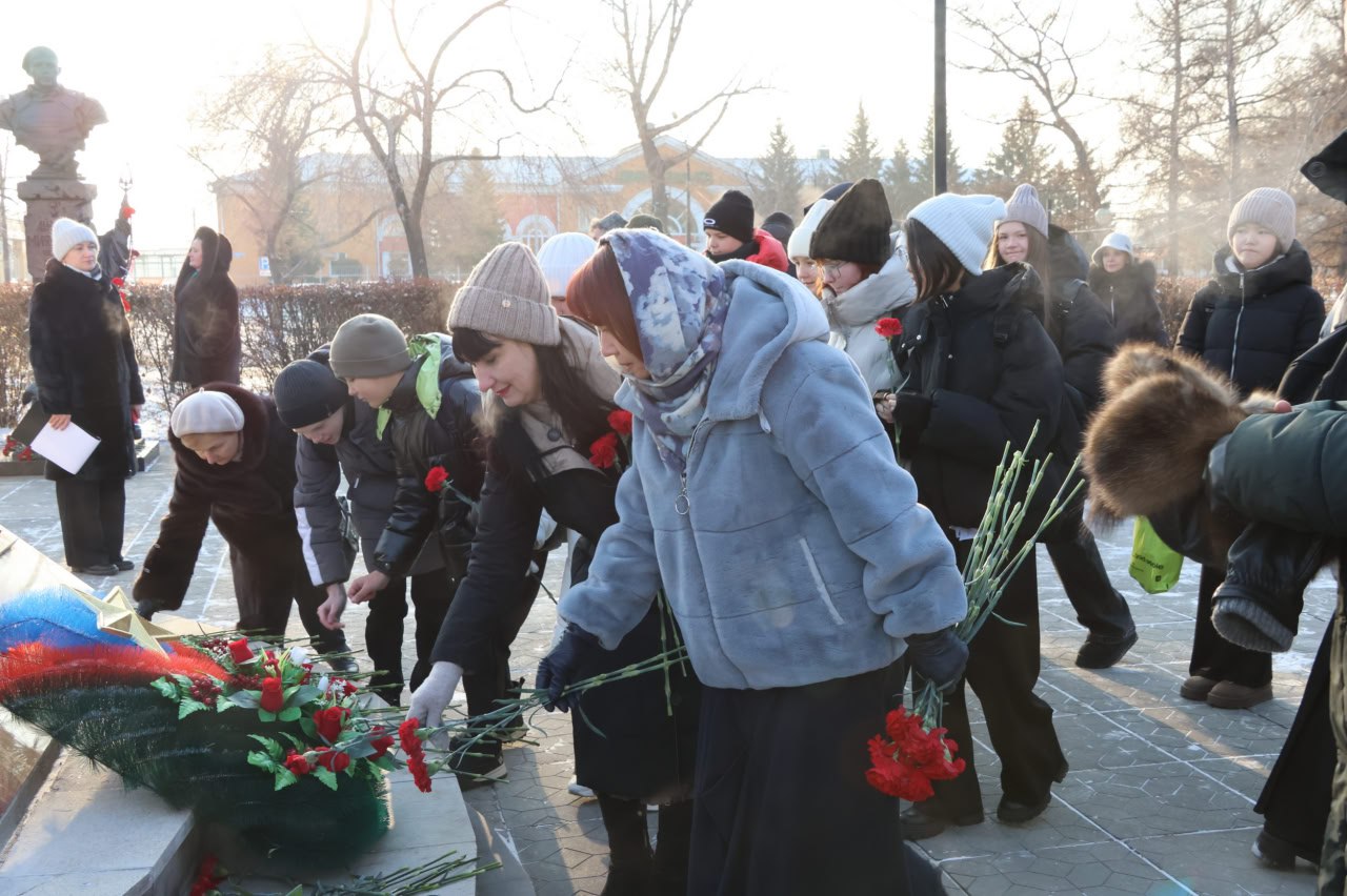Герои не уходят в прошлое, они просто меняют форму и продолжаются в своих потомках, переходят из былинных в современные, но суть остаётся одной: человек и его решимость, и ценность воинского долга для многих из нас – не в... Герои не уходят в прошлое, они просто меняют форму и продолжаются в своих потомках, переходят из былинных в современные, но суть остаётся одной: человек и его решимость, и ценность воинского долга для многих из нас – не в...
