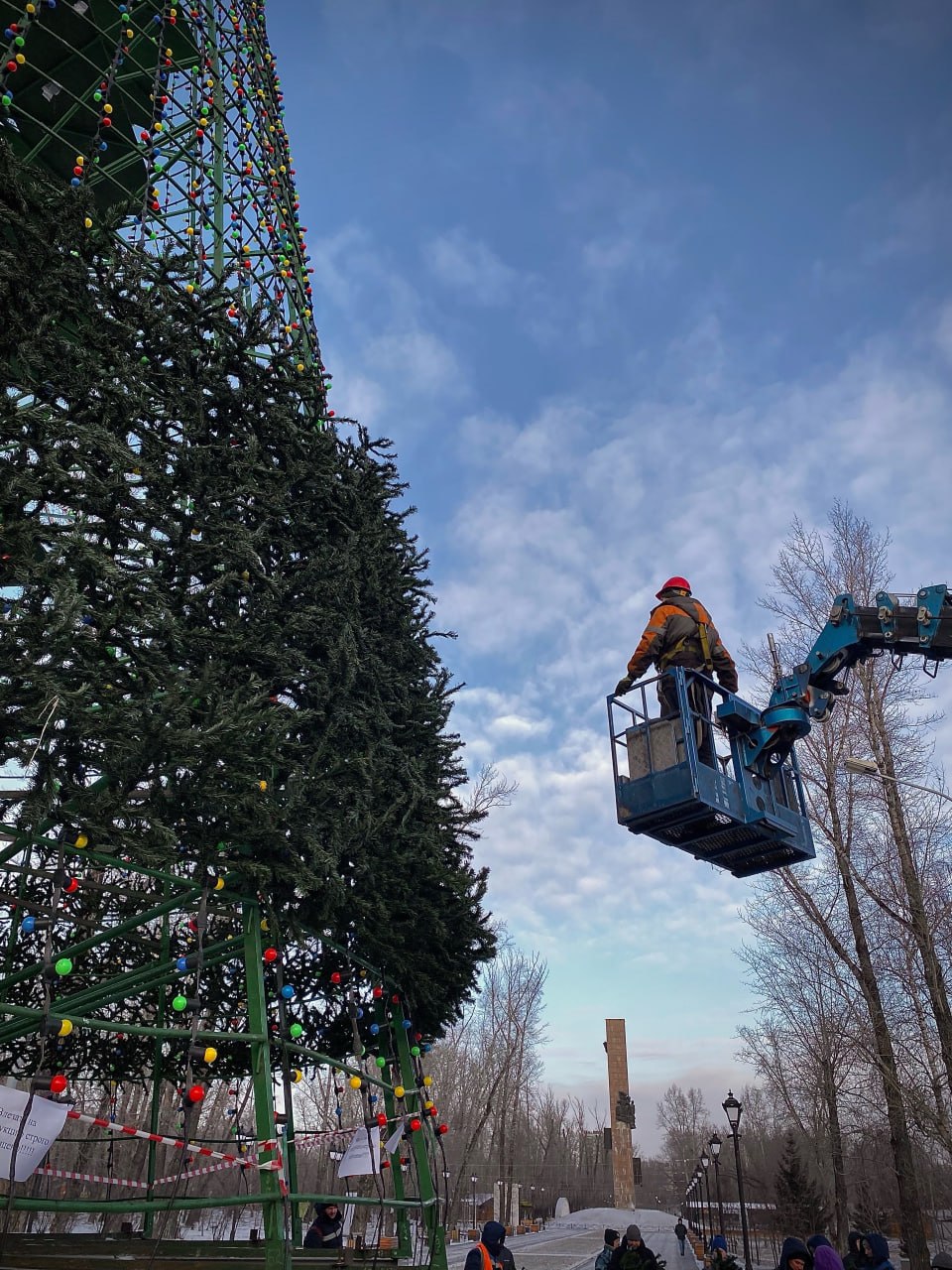 На главной городской ёлке в Черногорском парке начался монтаж еловых веток На главной городской ёлке в Черногорском парке начался монтаж еловых веток