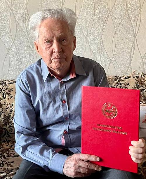ГЛАВА ХАКАСИИ ПОЗДРАВИЛ С 95-ЛЕТИЕМ ТРУЖЕНИКА ТЫЛА