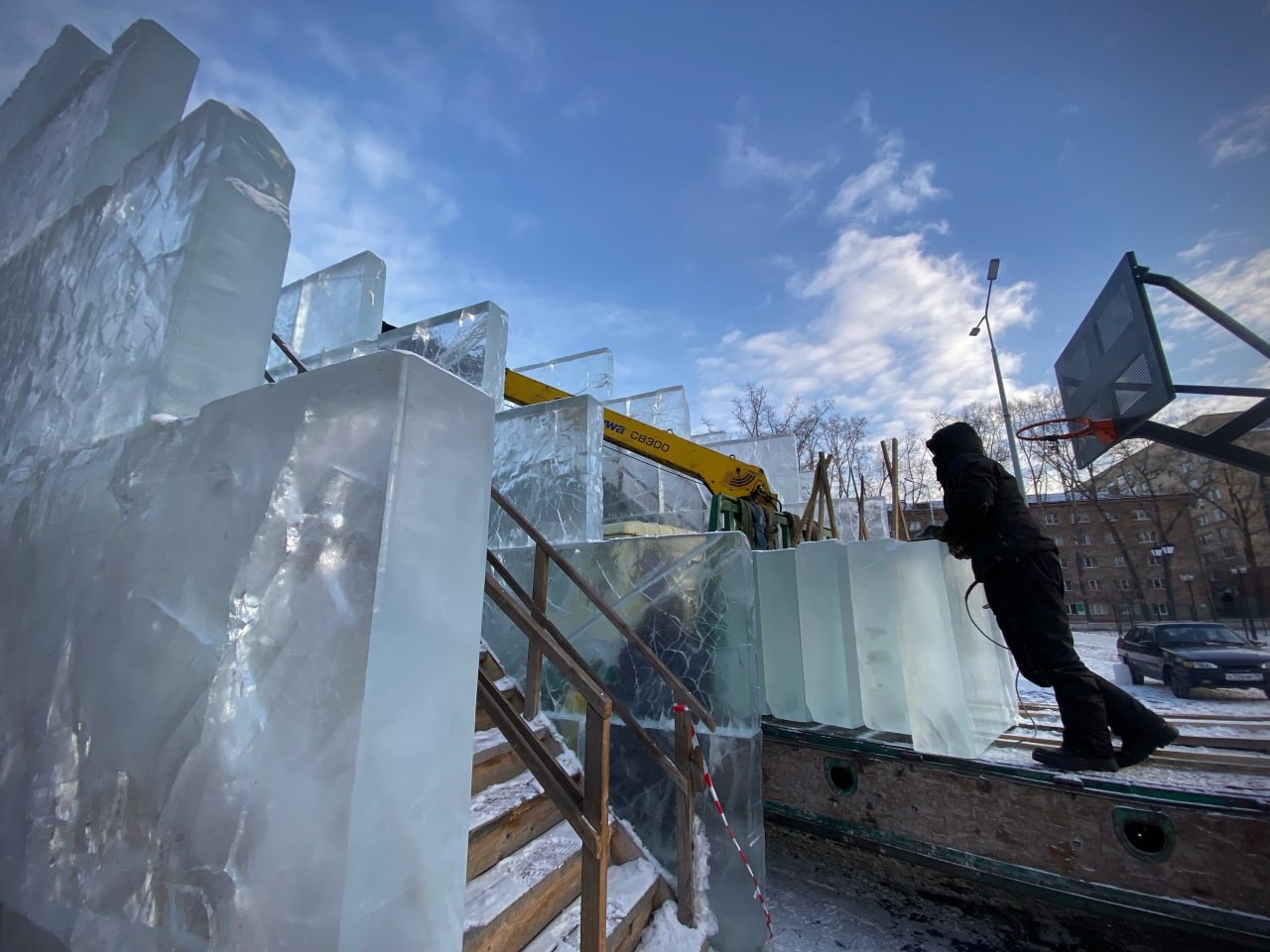 На главной городской ёлке в Черногорском парке начался монтаж еловых веток На главной городской ёлке в Черногорском парке начался монтаж еловых веток