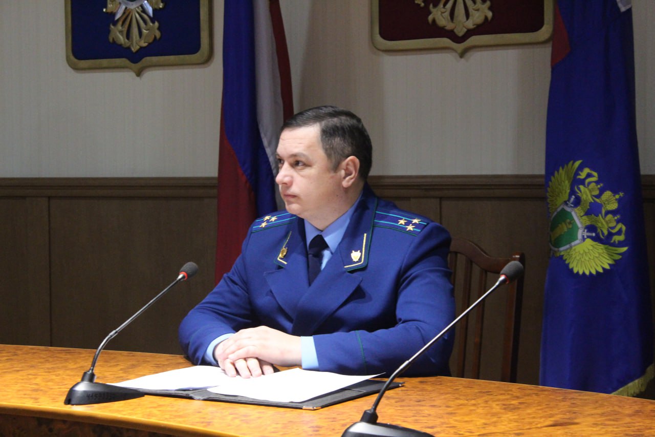 В прокуратуре Республики Хакасия под председательством заместителя прокурора республики Дениса Стонта проведено заседание межведомственной рабочей группы по обеспечению законности в сфере соблюдения трудовых прав граждан