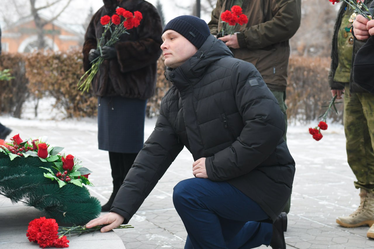 Глава Хакасии возложил цветы к мемориалам Героев России Игоря Ахпашева и Аймира Миягашева Глава Хакасии возложил цветы к мемориалам Героев России Игоря Ахпашева и Аймира Миягашева