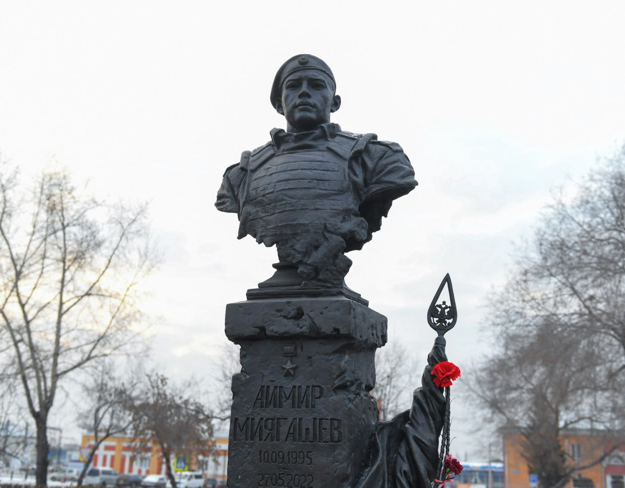 Глава Хакасии возложил цветы к мемориалам Героев России Игоря Ахпашева и Аймира Миягашева Глава Хакасии возложил цветы к мемориалам Героев России Игоря Ахпашева и Аймира Миягашева