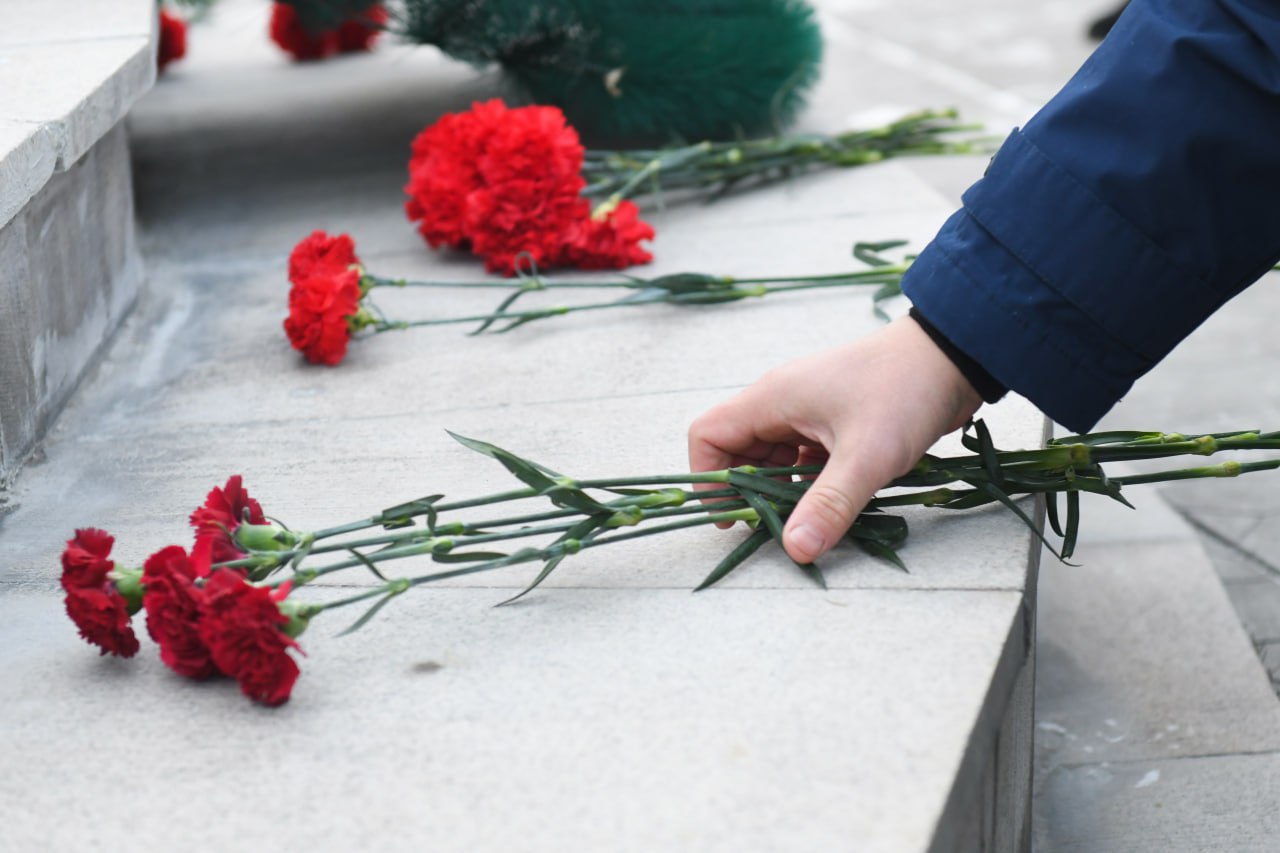 Глава Хакасии возложил цветы к мемориалам Героев России Игоря Ахпашева и Аймира Миягашева Глава Хакасии возложил цветы к мемориалам Героев России Игоря Ахпашева и Аймира Миягашева