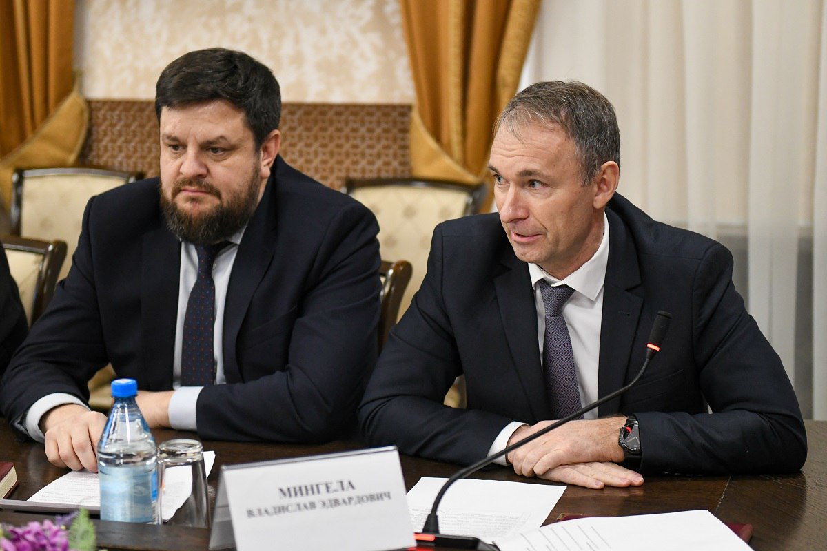 В День Героев Отечества Валентин Коновалов вручил семьям бойцов из Хакасии Благодарственные письма от командования воинских частей В День Героев Отечества Валентин Коновалов вручил семьям бойцов из Хакасии Благодарственные письма от командования воинских частей