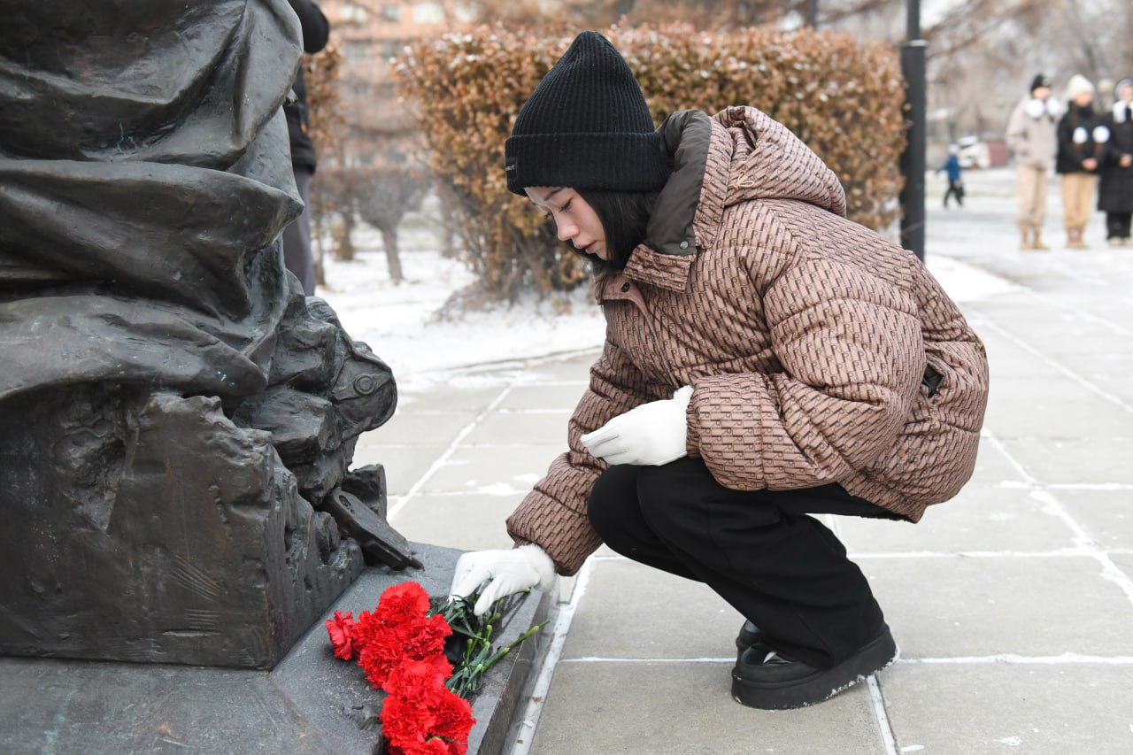 Глава Хакасии возложил цветы к мемориалам Героев России Игоря Ахпашева и Аймира Миягашева Глава Хакасии возложил цветы к мемориалам Героев России Игоря Ахпашева и Аймира Миягашева