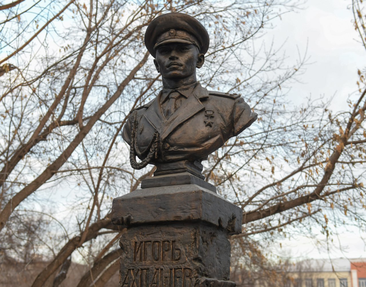 Глава Хакасии возложил цветы к мемориалам Героев России Игоря Ахпашева и Аймира Миягашева