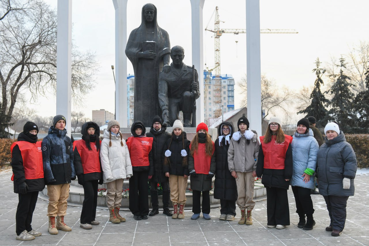 Глава Хакасии возложил цветы к мемориалам Героев России Игоря Ахпашева и Аймира Миягашева Глава Хакасии возложил цветы к мемориалам Героев России Игоря Ахпашева и Аймира Миягашева