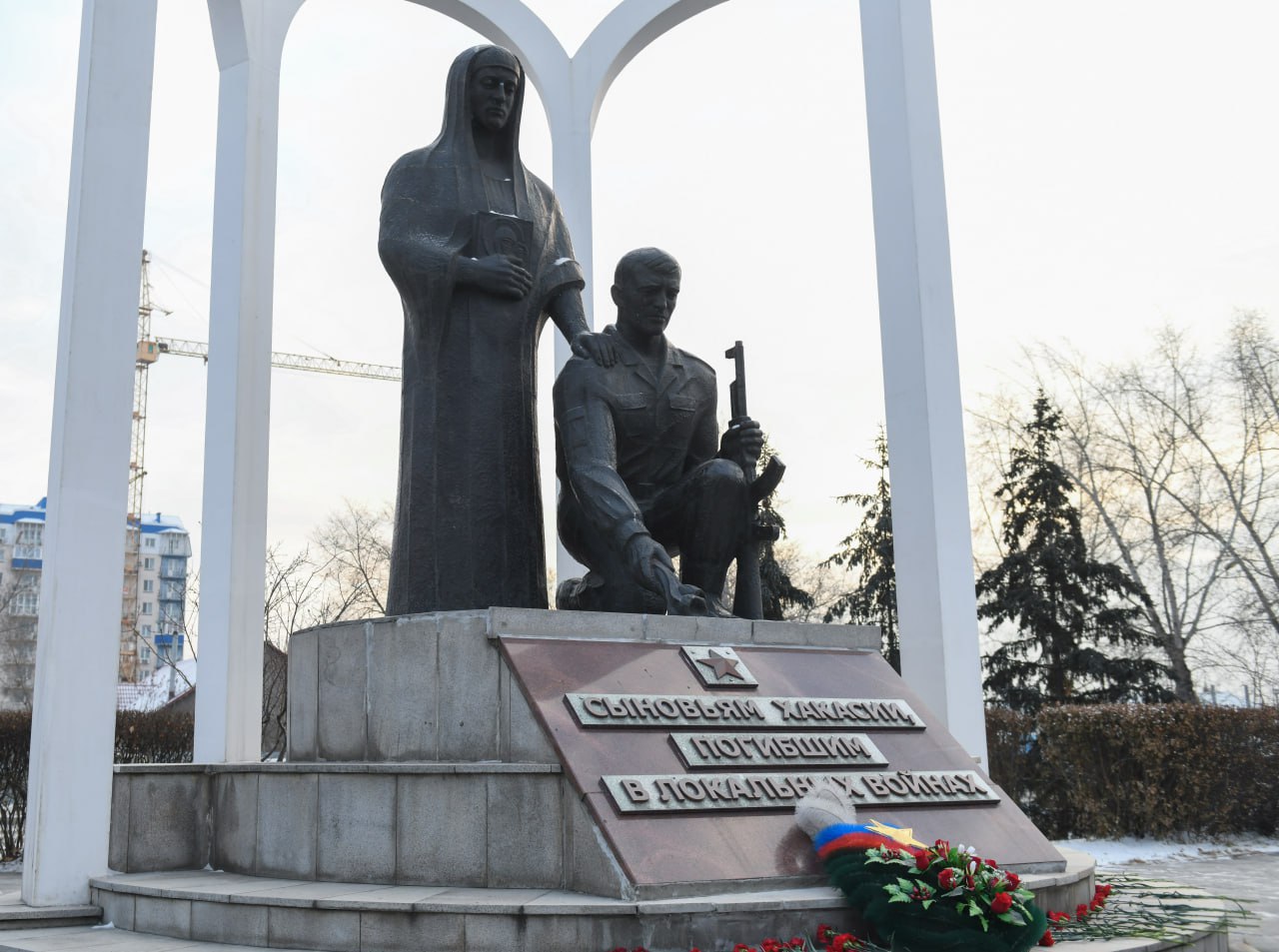 Глава Хакасии возложил цветы к мемориалам Героев России Игоря Ахпашева и Аймира Миягашева Глава Хакасии возложил цветы к мемориалам Героев России Игоря Ахпашева и Аймира Миягашева