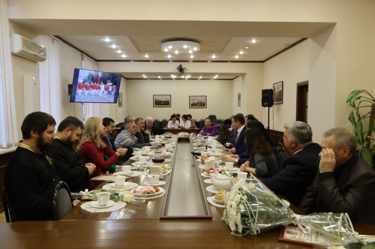 Сегодня нашему замечательному Концертному духовому оркестру – 35 лет! Cо знаменательной датой коллектив в неформальной обстановке в городской администрации поздравили министр культуры Республики Хакасия Светлана Окольникова... Сегодня нашему замечательному Концертному духовому оркестру – 35 лет! Cо знаменательной датой коллектив в неформальной обстановке в городской администрации поздравили министр культуры Республики Хакасия Светлана Окольникова...