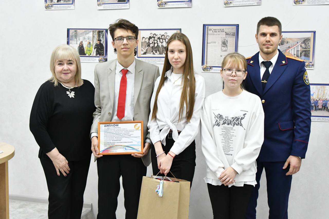 В Республике Хакасия сотрудник ГСУ принял участие в церемонии награждения победителей конкурса детского творчества В Республике Хакасия сотрудник ГСУ принял участие в церемонии награждения победителей конкурса детского творчества