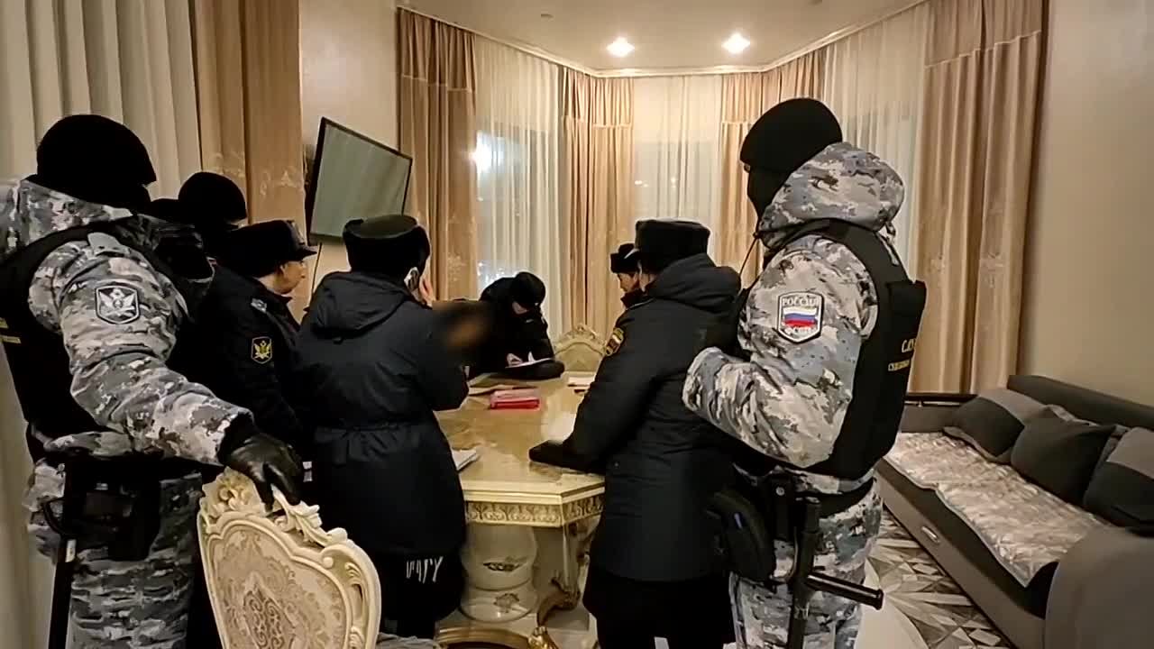 Цыганский посёлок в Усть-Абаканском районе «прошерстили» судебные приставы, сотрудники полиции и Росгвардии