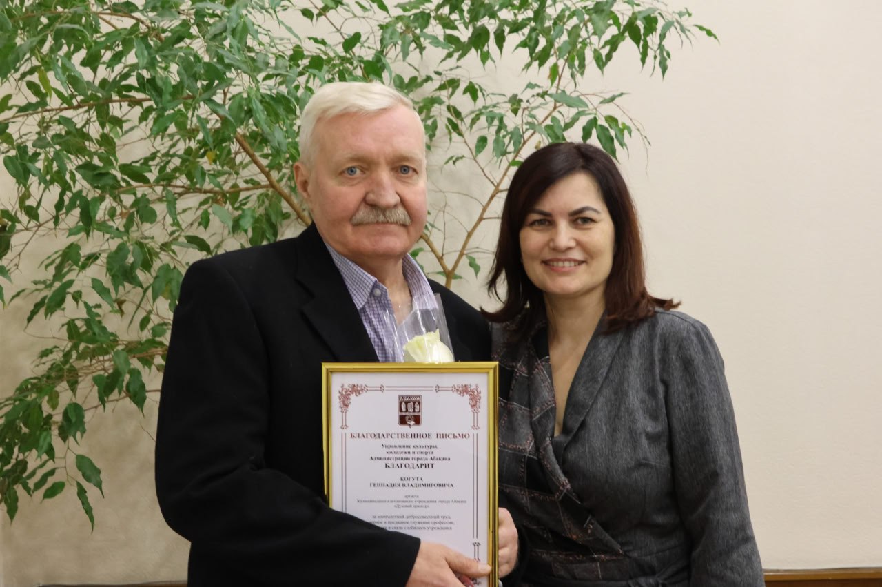 Сегодня нашему замечательному Концертному духовому оркестру – 35 лет! Cо знаменательной датой коллектив в неформальной обстановке в городской администрации поздравили министр культуры Республики Хакасия Светлана Окольникова... Сегодня нашему замечательному Концертному духовому оркестру – 35 лет! Cо знаменательной датой коллектив в неформальной обстановке в городской администрации поздравили министр культуры Республики Хакасия Светлана Окольникова...