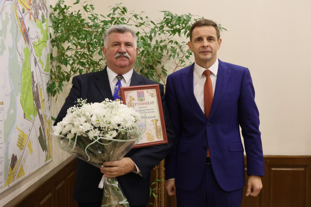 Сегодня нашему замечательному Концертному духовому оркестру – 35 лет! Cо знаменательной датой коллектив в неформальной обстановке в городской администрации поздравили министр культуры Республики Хакасия Светлана Окольникова... Сегодня нашему замечательному Концертному духовому оркестру – 35 лет! Cо знаменательной датой коллектив в неформальной обстановке в городской администрации поздравили министр культуры Республики Хакасия Светлана Окольникова...